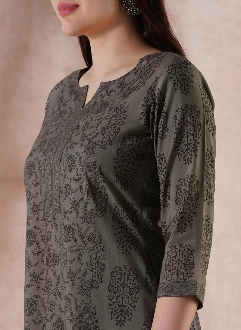 جلو باص طقم كورتا نسائي بنقشة زهور دائرية باللون الرمادي مع بنطلون - Image 5